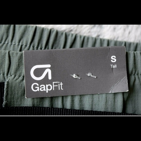 NWT GapFit  Olive green Shorts Dry Wicking 4Way stretch 4" Inseam Small - Picture 2 of 8